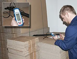 Detector de humedad de madera - Técnico comprobando la entrada de mercancía 
