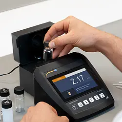 Fotómetro - Insercción de la cubeta con la muestra en el dispositivo