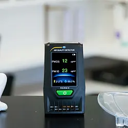 Medidor monitor de polvo - Dispositivo sobre una mesa