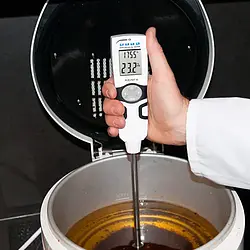 Termómetro para aceite de freír - Imagen de uso 