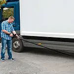 Cámara endoscópica inspeccionando los bajos de un vehículo