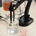 Medidor de agua de mesa - Realizando una medición de pH y conductividad