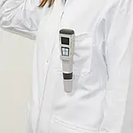 Medidor de agua - Imagen del dispositivo sujeto en el bolsillo de una bata