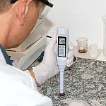 Medidor de pH realizando una medición