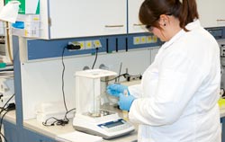 Balanza analítica en uso en un laboratorio