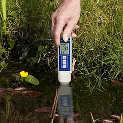 Analizador de agua realizando una medición