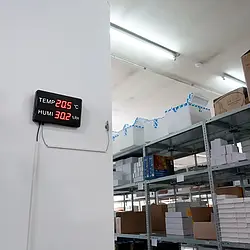 Display de temperatura y humedad instalado en un almacén