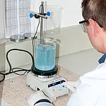 Agitador magnético en uso por un técnico de laboratorio