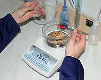 Balanza analítica realizando un pesaje