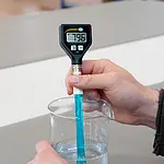 Medidor de pH realizando una comprobación