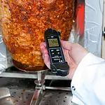 Termómetro infrarrojo comprobando la temperatura de la carne