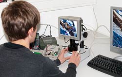 Indfaldslysmikroskop PCE-IVM 3D i brug.