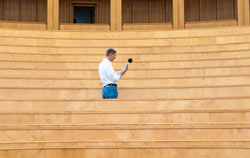 Lydniveaumåler bruges til at måle akustik i en foredragssal.