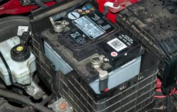 Bilbatteritester til bil ved et bilbatteri.