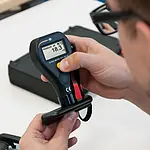 Optisk målingsteknologi Glansmålingsenhed inklusive ISO -kalibreringscertifikatapplikation.