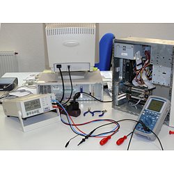 Der Leistungsanalysator PCE-PA6000 im Einsatz bei der Computerreparatur