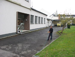 Erdungsmesser bei der Prüfung der Gebäudeerdung
