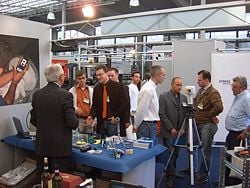 Besucher bei der Messe in Italien: Mess- und Wiegetechnik.