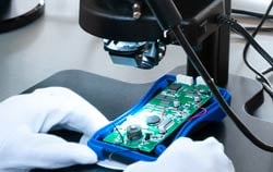 Auflichtmikroskop in der Qualitaetskontrolle an Platinen.