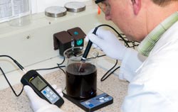 Einstechthermometer mit Datenspeicherung bei der Überwachung der Flüssigkeitstemperatur im Labor.