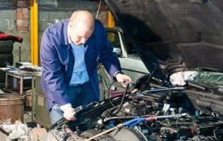 Endoskop bei der Untersuchung eines Kfz