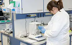 PCE Feinwaage im Labor.