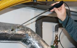 Hitzdrahtanemometer in der Anwendung an der Heizung.