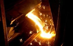 Personenschutz mittels Hitzestressmessgerät in einer Gießerei.