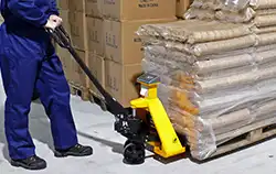 Hubwagenwaage in der Anwendung.