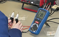 Milliohmmeter PCE-MO 1000 bei der Qualitätsprüfung von Widerständen.