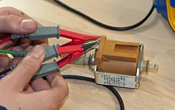 Milliohmmeter PCE-MO 2002 in der Anwendung.