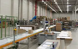 Paketwaage bei der Anwendung an einer Rollbahn.