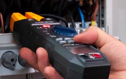 Strommesszange PCE-CM 5 in der Anwendung.