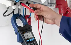 3 Phasen Energiemessgerät PCE-GPA 50 in der Anwendung.