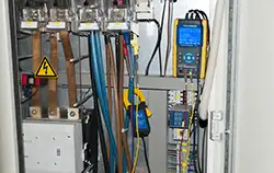 3 Phasen Energiemessgerät PCE-PA 8000 inder Anwendung.