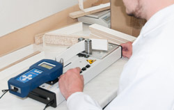 Haltbarkeit von Beschichtung und Klebeverbindungen prüfen mit Adhäsionstester.