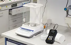 pH Messgerät mit einer Orange Line Elektrode bei der Anwendung.