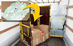 PCE Schock Datenlogger bei der Überprüfung eines Pakets.