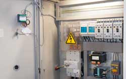 Spannungsüberwachung mittels Spannungsanzeige.