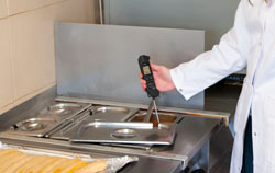 Stabthermometer in der Anwendung bei der Kontrolle in der Industrie.