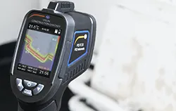 Taupunktmessgerät in der Anwendung an einer Wärmebrücke.