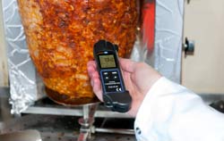 Temperaturmessgerät bei der Infrarotmessung für Lebensmittel.