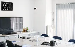 Das Thermo-Hygrometer PCE-EMD 5 im Besprechungsraum zur Überwachung des Raumklimas.