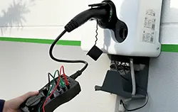 VDE Prüfgerät PCE-EVSE 300 an einer Ladestation.