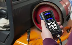 Vibrationsmessgerät PCE-VM 20 in der Anwendung.