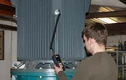 Vibrationsmessgerät PCE-VT 3900 in der Anwendung.