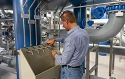 Wasserhärte Messgerät bei der Probennahme im Wasserwerk.