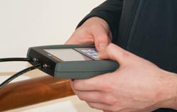 Mikromanometer PCE-PDA 10L bei der Kalibrierung.