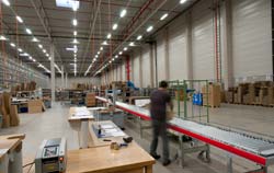 Fließbandwaage bei der Anwendung im Warenverteilzentrum.