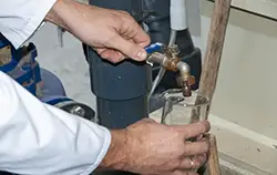 Probeentnahme zur Kontrolle am ph-meter.